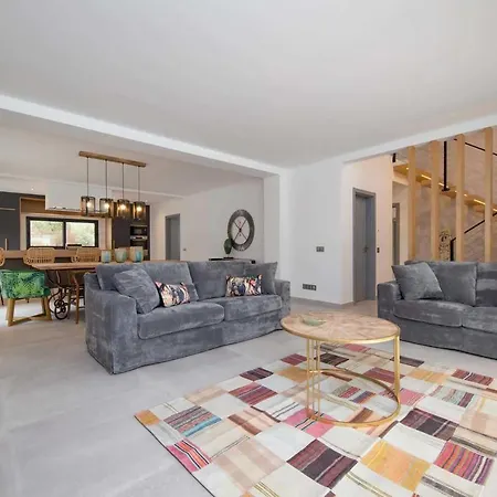 Sleeps 8 With Pool Air Con And Wifi Villa