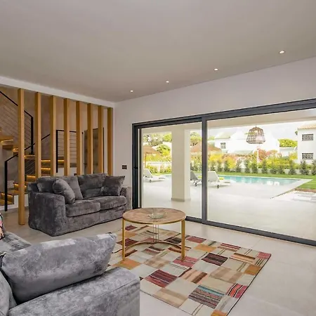 Sleeps 8 With Pool Air Con And Wifi Villa