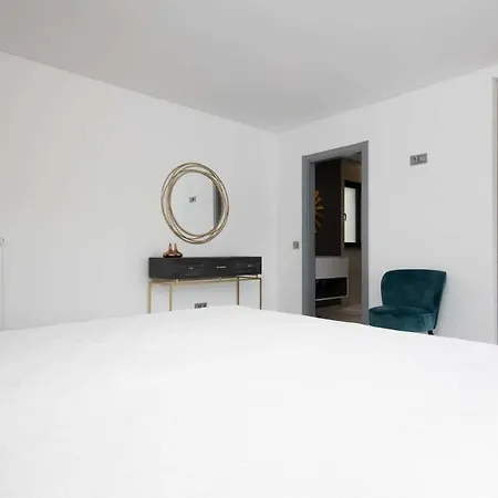 Sleeps 8 With Pool Air Con And Wifi