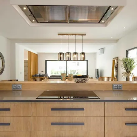 Villa Sleeps 8 With Pool Air Con And Wifi *