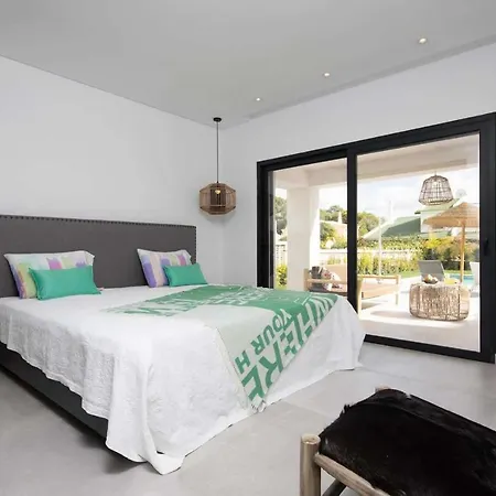 Sleeps 8 With Pool Air Con And Wifi Кавакуш