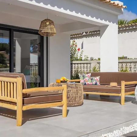 Villa Sleeps 8 With Pool Air Con And Wifi *
